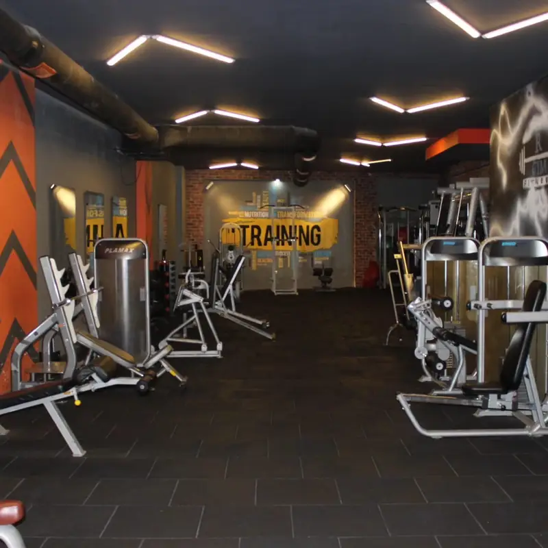 Training yazılı geniş salon ve kuvvet makineleri