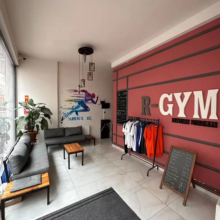 R GYM Merkez Şube giriş ve bekleme alanı