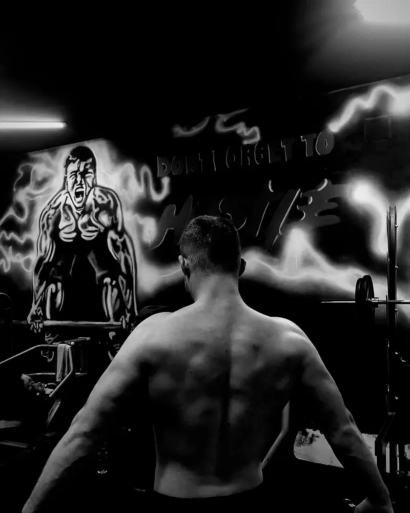 Grafitili duvar önünde poz veren sporcu